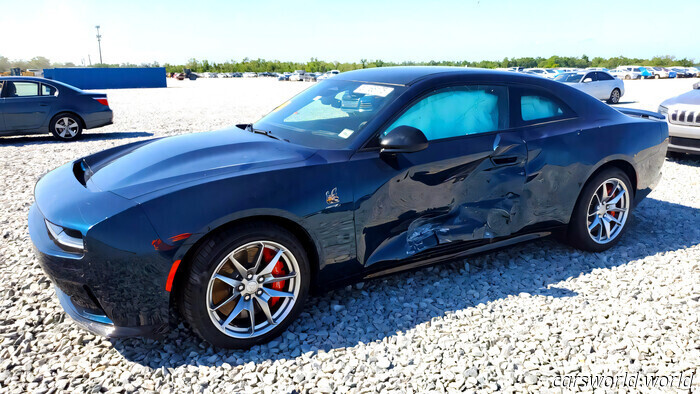 ¿Puede Un HEMI V8 Salvar Este Dodge Charger Daytona EV Destrozado Del Montón De Chatarra? | Carscoops